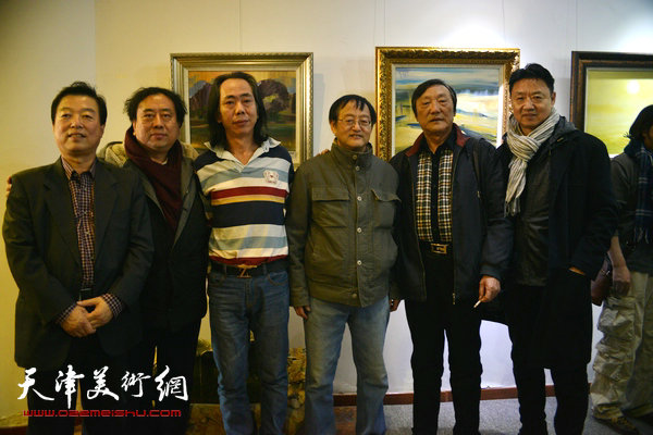 图为左起：杨建国、高建章、王晓曦、张小凡、郝玉明、李旺在画展开幕仪式现场。