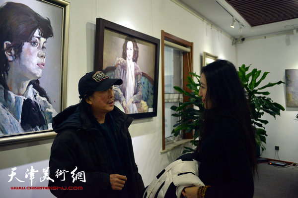 图为周世麟与来宾在画展现场交流。