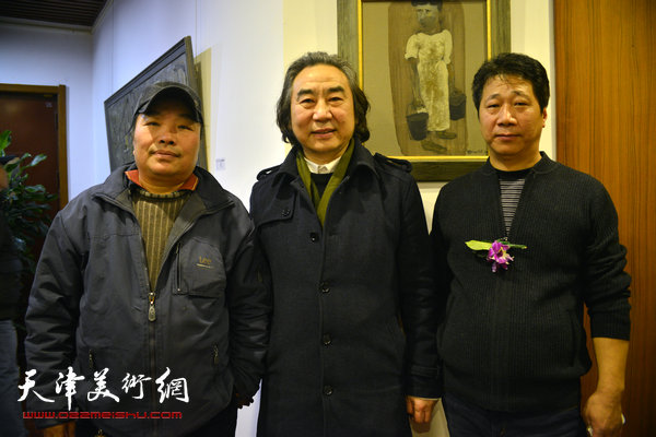 图为左起：张文亮、王小杰、李伟在画展现场。