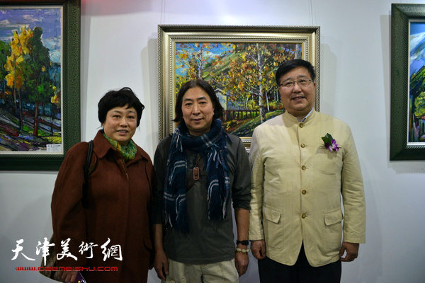 图为左起：解俊茹、杨亦谦、曹作良在画展现场。