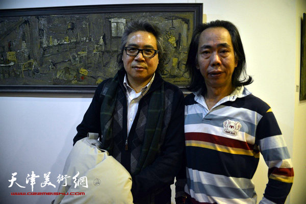 图为李军、王晓曦在画展现场。