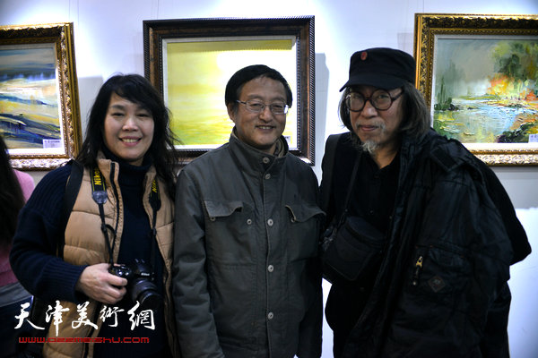 图为左起：杜冰、张小凡、赵谭与来宾在画展现场。