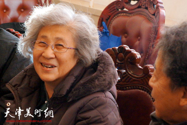 赵松涛先生长女赵春生（左）、穆仲芹先生长女穆淑英（右）在座谈会上发言。