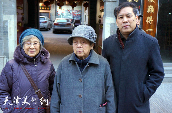 《画讯》艺术指导、山水画家徐庆举与赵松涛先生长女赵春生（左）