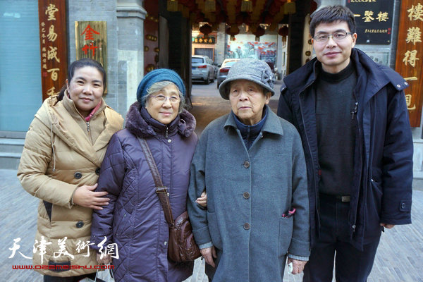 《画讯》主编、山水画家柳河（右一）、《画讯》俱乐部主任徐淑菊（左一）与赵松涛先生长女赵春生（左二）、穆仲芹先生长女穆淑英（右二）在一起