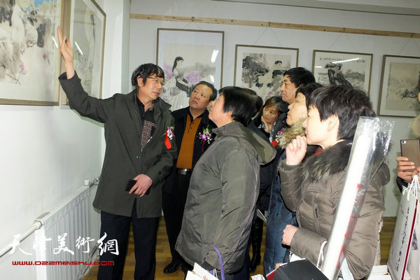 图为王春涛与当地书画爱好者交流。