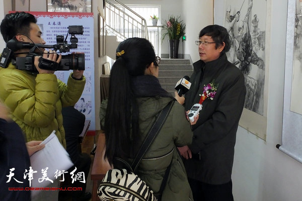 图为王春涛接受潍坊电视台采访。