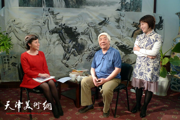 孙伯涛在其巨幅汉马作品前接受央视采访。