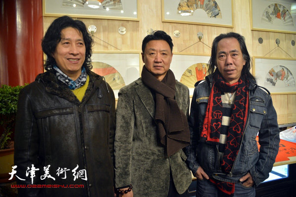 李旺与王晓曦、赵鹤在画展现场。
