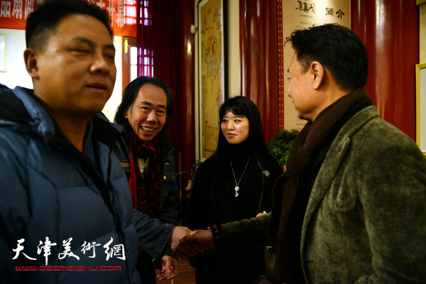 李旺与王晓曦、何艳萍在画展现场。