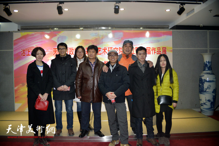 宋家褆等天津市政协水彩画艺术研究院们在画展开幕仪式现场。
