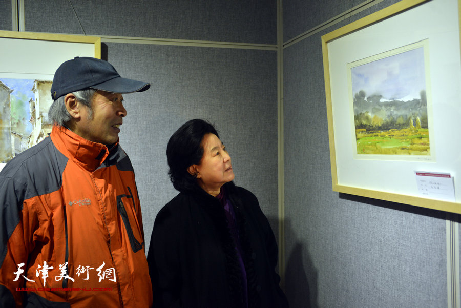 曹秀荣、宋家褆在观看展品。