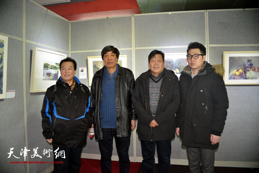 图为左起：杨建国、杜晓光、郭鸿春、刘彤在画展现场。