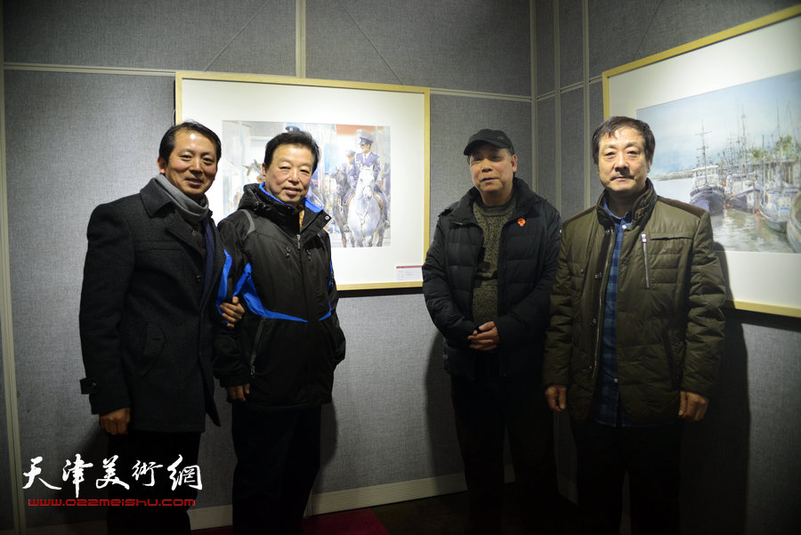 图为左起：李建有、杨建国、郭凤祥、王宝响在画展现场。