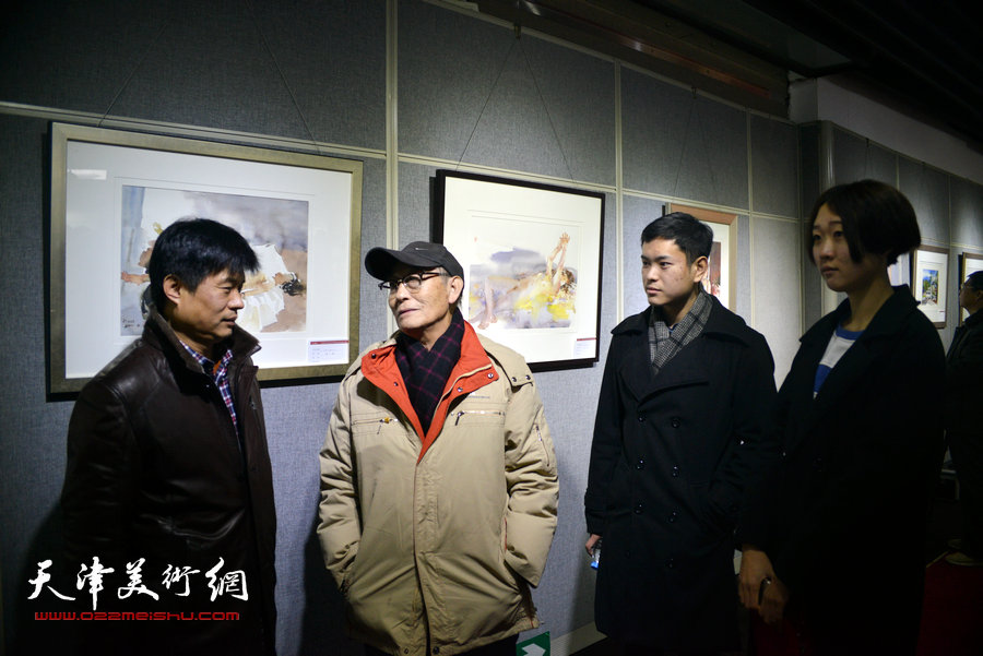 图为古聿俊、王海涛等在画展现场交流。