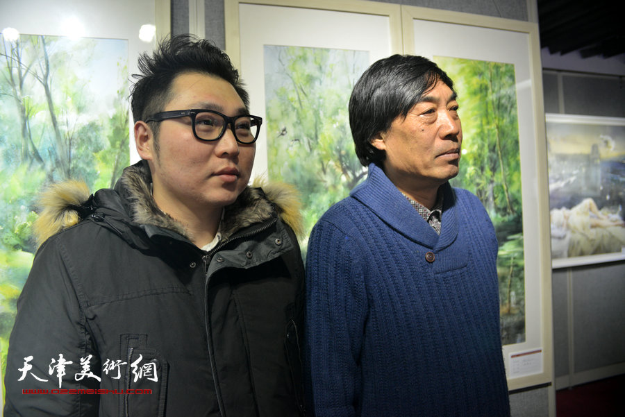 图为杜晓光、刘彤在画展现场。