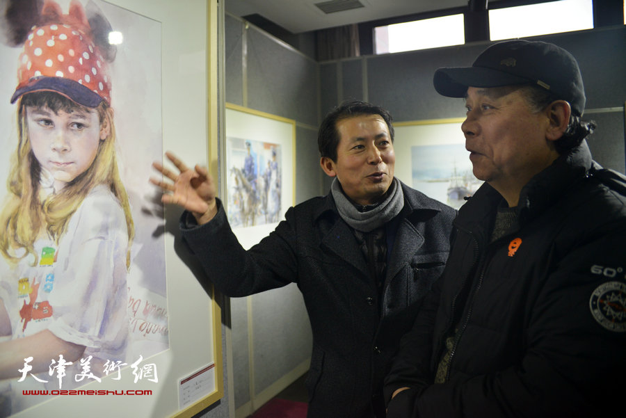 图为郭凤祥、李建有在观看展品。