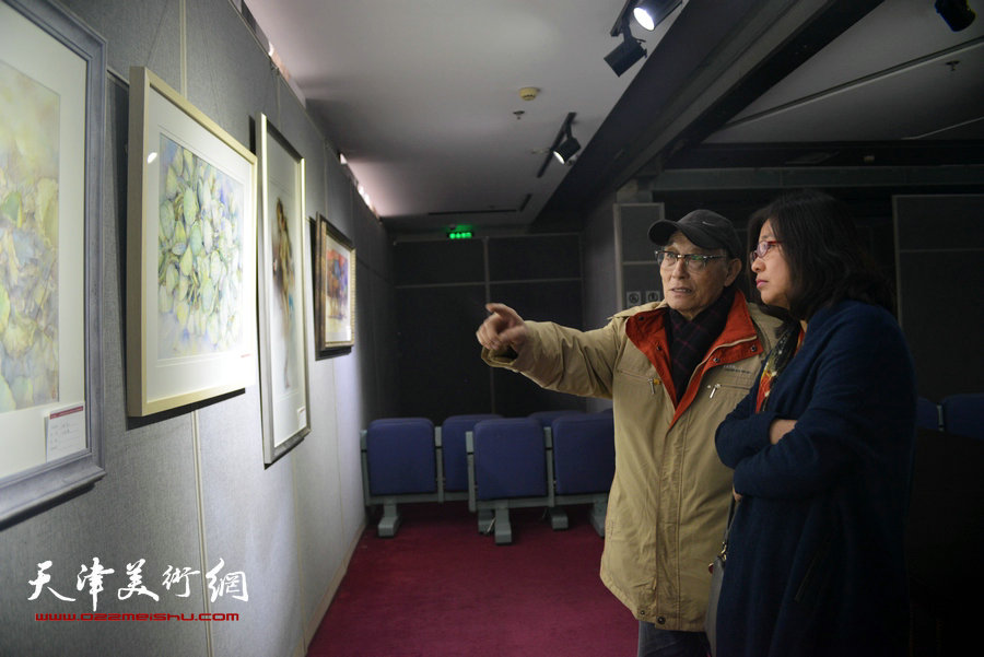 图为古聿俊、刘晓静在观看展品。