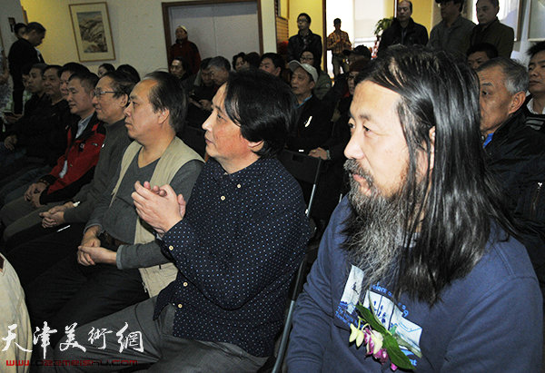 图为画展开幕仪式现场。