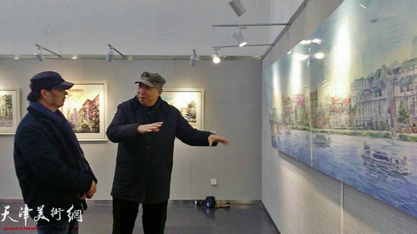 老同志陈质枫观看“贾建东“美丽津城”绘画展”。