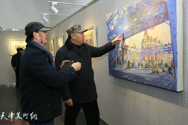 老同志陈质枫观看“贾建东“美丽津城”绘画展”。