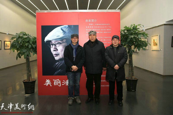 老同志陈质枫观看“贾建东“美丽津城”绘画展”。