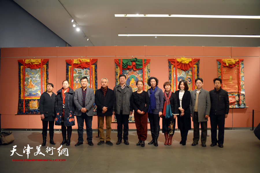 著名油画家陈逸青先生与西藏高山文化发展基金会理事长温丽、常务副理事长王毅、书法家王健等嘉宾在展览现场。