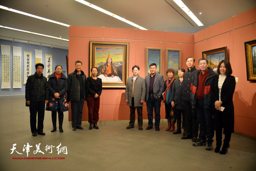 著名油画家陈逸青先生与西藏高山文化发展基金会理事长温丽、常务副理事长王毅、书法家王健等嘉宾在展览现场。