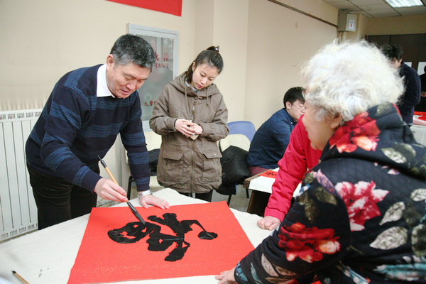 天津民进开明画院“春联万家”活动走进朝阳里社区