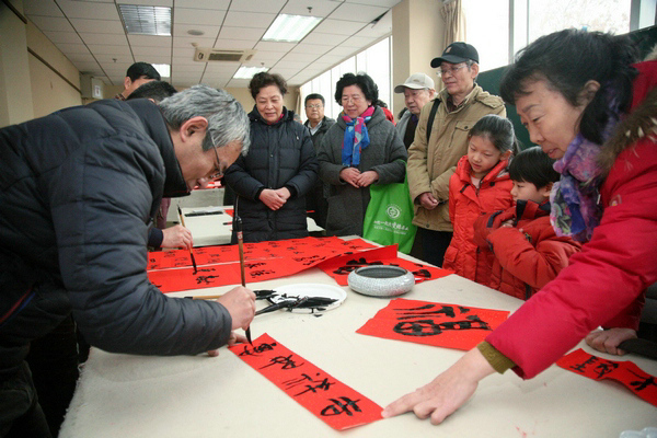 天津民进开明画院“春联万家”活动走进朝阳里社区