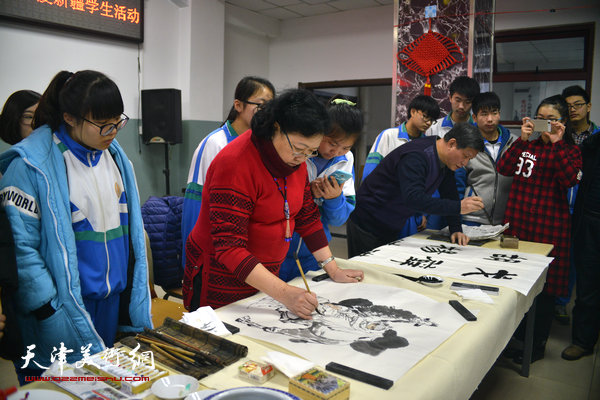 书画名家关爱和田班学生活动走进天津汇文中学