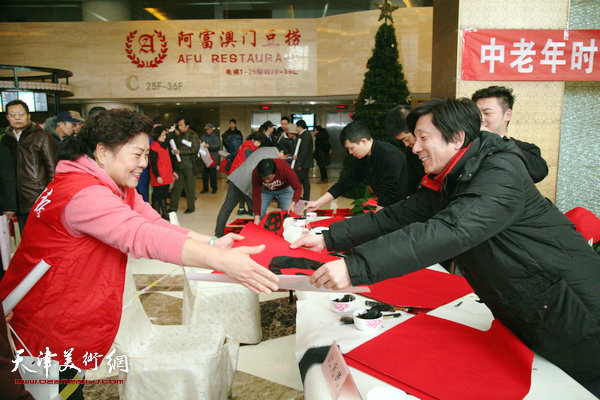 津门书画名家为全市中老年人迎新春送祝福