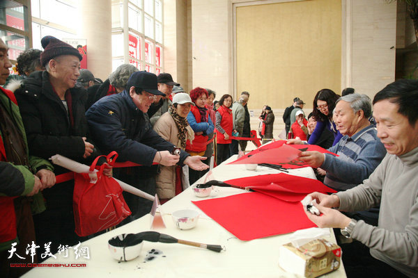 津门书画名家为全市中老年人迎新春送祝福