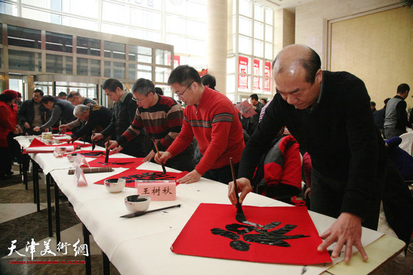 津门书画名家为全市中老年人迎新春送祝福