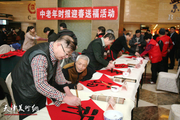 津门书画名家为全市中老年人迎新春送祝福