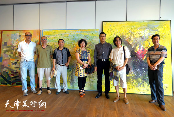爱新觉罗·载庸（左三）与程亚杰、卢津艺、谷乐、杜仲华等在天津美术馆。
