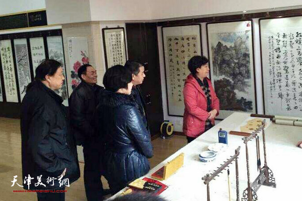 天津市体育局局长李克敏参观体育之光书画院作品展