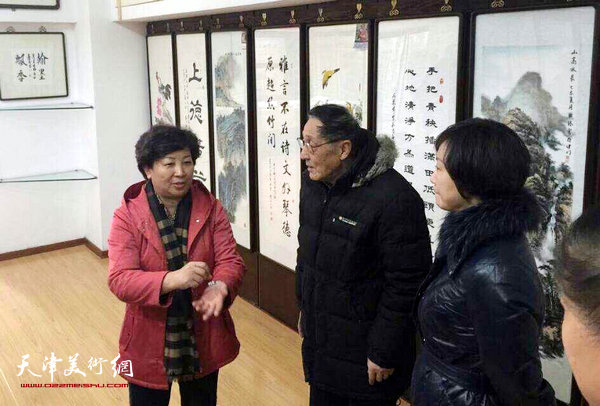 天津市体育局局长李克敏参观体育之光书画院作品展