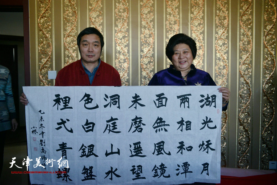 图为李小林、杨萍在水岸华庭社区。