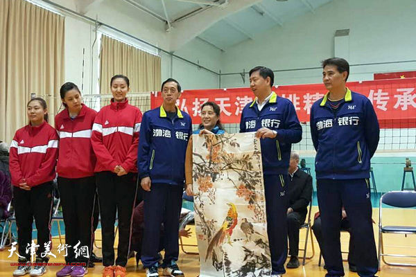 天津体育之光书画家向天津女排赠送画作。