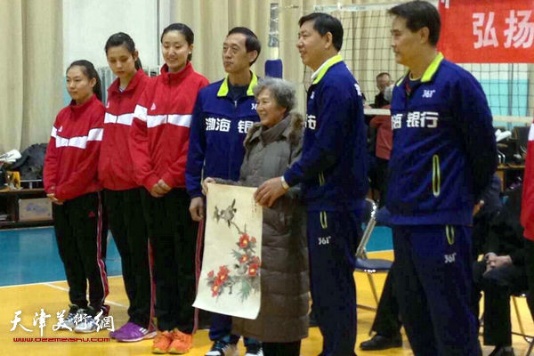 天津体育之光书画家向天津女排赠送画作。