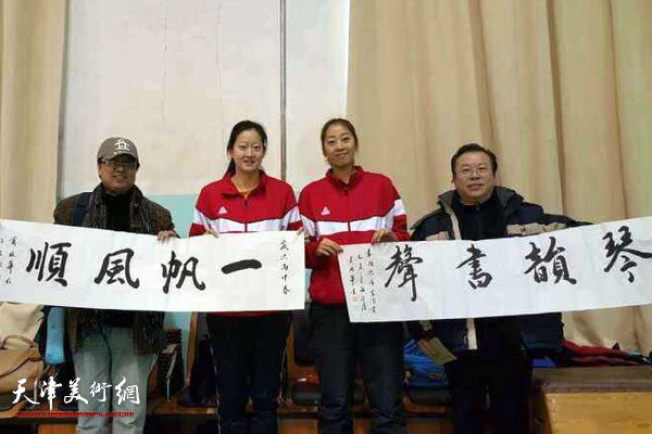 天津体育之光书画院书画家祝贺天津女排十夺桂冠慰问现场。