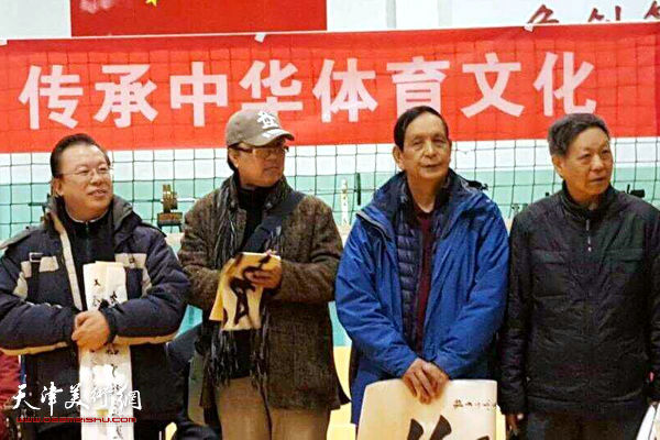 天津体育之光书画院书画家祝贺天津女排十夺桂冠慰问现场。