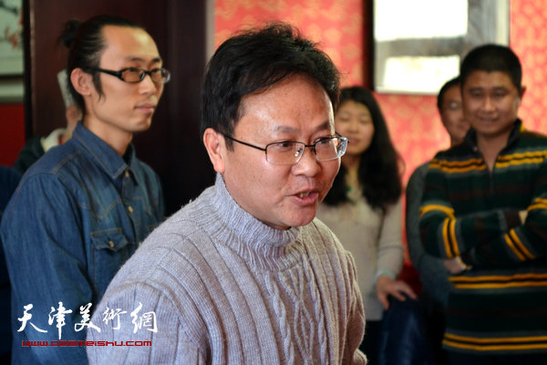 李新明新弟子蒋堪华、矫庆表示一定把师傅烙制葫芦的艺术学到手。