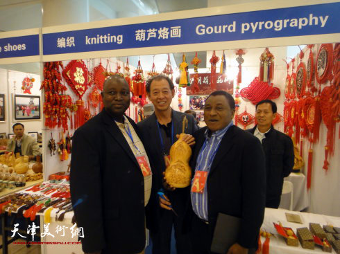 李新明与外国友人在博览会上