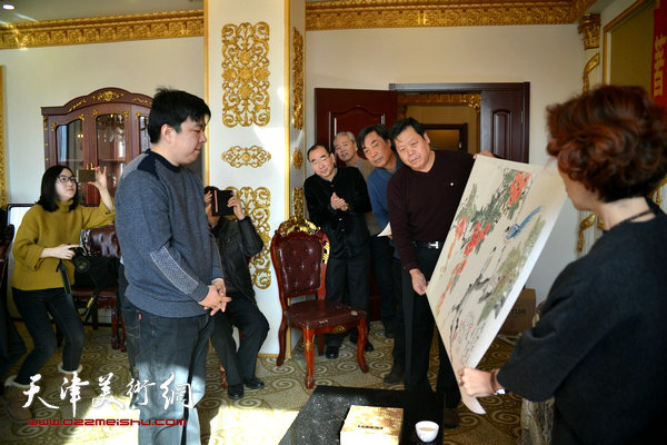 师傅郭鸿春、师母郑兰英向弟子张伯君赠画。