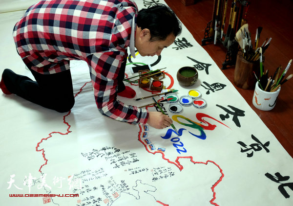 2月16日，北京奥运火炬手张大功正在绘制“情系冬奥环球之旅”水墨长卷。