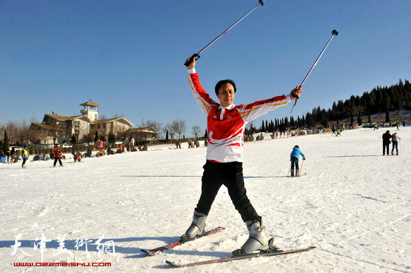 2月16日，北京奥运火炬手张大功参加全民滑雪助力冬奥活动。