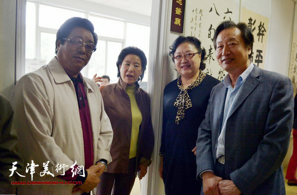 曲学真、刘家城与老同志曹秀荣、女画家刘正在画展上。