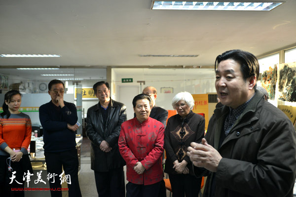 天津市楹联协会会长陈伟明发言。